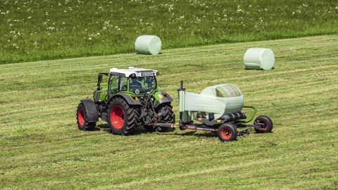 Deux enrubanneuses traînées aux couleurs Fendt Deux enrubanneuses traînées aux couleurs Fendt