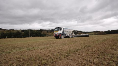 L’Agro-Tract de BullTech System est né de la fusion entre un poids lourd à la sauce off-road et un épandeur de chaux. L’Agro-Tract de BullTech System est né de la fusion entre un poids lourd à la sauce off-road et un épandeur de chaux.