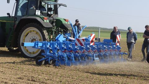 "Jusqu’à 98 % d’efficacité en combinant désherbage mécanique et chimique" "Jusqu’à 98 % d’efficacité en combinant désherbage mécanique et chimique"