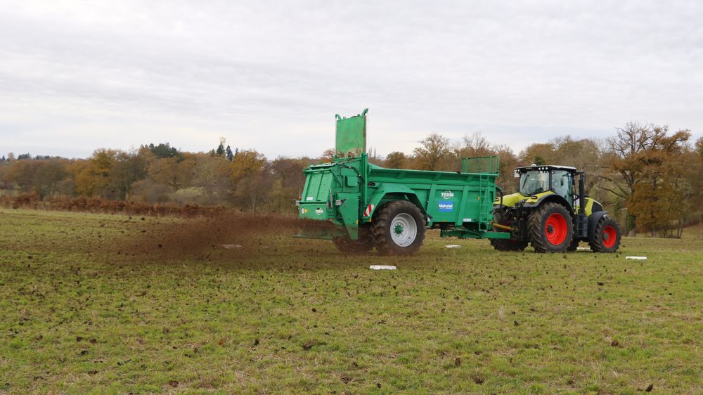 Nous avons testé l'épandeur de Tebbe attelé au tracteur de son propriétaire, puisque le nôtre n’était pas doté du power beyond ni de l’attelage K80.