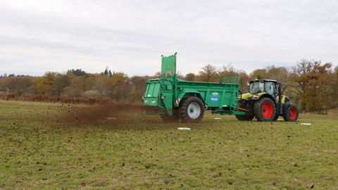 Nous avons testé l'épandeur de Tebbe attelé au tracteur de son propriétaire, puisque le nôtre n’était pas doté du power beyond ni de l’attelage K80. Nous avons testé l'épandeur de Tebbe attelé au tracteur de son propriétaire, puisque le nôtre n’était pas doté du power beyond ni de l’attelage K80.