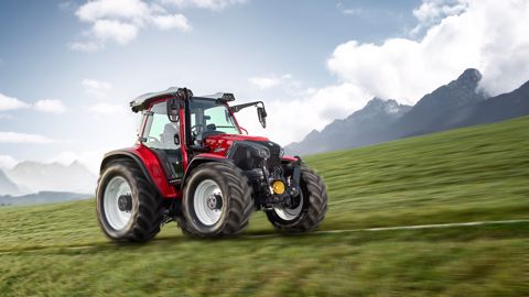 Le Lindner Lintrac 130 loge un moteur de nouvelle génération Perkins Synchro de 3,6 L de cylindrée, répondant à la norme antipollution Stage V. Le Lindner Lintrac 130 loge un moteur de nouvelle génération Perkins Synchro de 3,6 L de cylindrée, répondant à la norme antipollution Stage V.