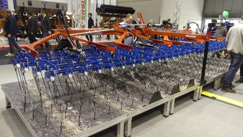 Des vérins pneumatiques régulent la pression de la herse étrille Hatzenbichler Des vérins pneumatiques régulent la pression de la herse étrille Hatzenbichler