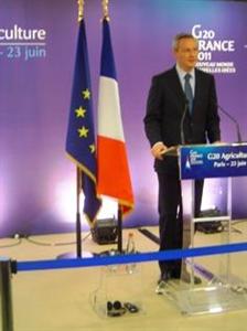 Bruno Le Maire, ministre de l'agriculture présentant le plan d'action dur la régulation des amrchés