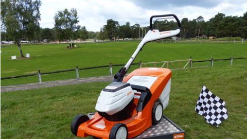 Les tondeuses Stihl sur la ligne de départ Les tondeuses Stihl sur la ligne de départ