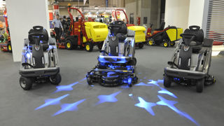 Première présentation des autoportées électriques à batteries du constructeur italien Gianni Ferrari à Bologne sur l'Eima 2015.