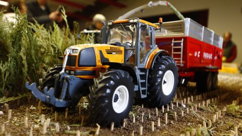 Ce magnifique chantier d’ensilage de maïs (reproduit avec des branches de thuyas) regroupe un Atlès du constructeur français Renault attelé à une benne La Campagne. Ce magnifique chantier d’ensilage de maïs (reproduit avec des branches de thuyas) regroupe un Atlès du constructeur français Renault attelé à une benne La Campagne.