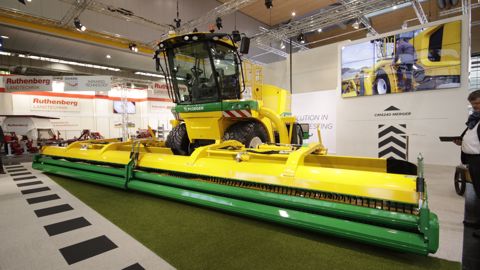 L’automoteur Ploeger accélère l’andainage L’automoteur Ploeger accélère l’andainage