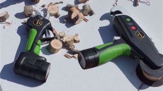 Active :  2 sécateurs et 1 attacheur électriques