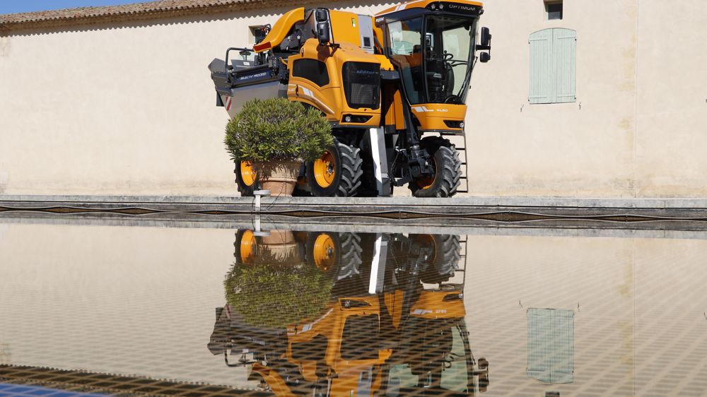 Le porteur Optimum de Pellenc se veut polyvalent dans les vignes, du travail du sol à la récolte, en passant par la pulvérisation. 