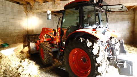 Le Kubota M4072 se faufile aisément dans la stabulation des veaux, basse de plafond, grâce à une hauteur hors-tout inférieure à 2,55 m. Le Kubota M4072 se faufile aisément dans la stabulation des veaux, basse de plafond, grâce à une hauteur hors-tout inférieure à 2,55 m.