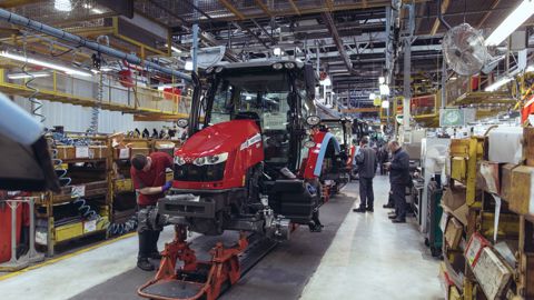 L’usine Massey Ferguson de Beauvais dans l’Oise produit 68 tracteurs par jour, voire jusqu’à 102 lors des périodes de fortes demandes. L’usine Massey Ferguson de Beauvais dans l’Oise produit 68 tracteurs par jour, voire jusqu’à 102 lors des périodes de fortes demandes.