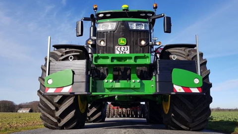 Les 8R bien lestés sans porte-à-faux grâce à l'Agribumper Les 8R bien lestés sans porte-à-faux grâce à l'Agribumper