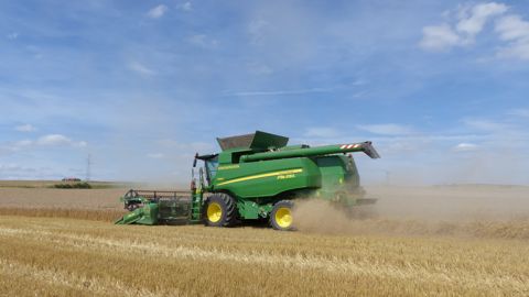 La nouvelle T660i de John Deere profite de nombreuses évolutions lui permettant, d’après le constructeur, près de 15 % de débits supplémentaires. La nouvelle T660i de John Deere profite de nombreuses évolutions lui permettant, d’après le constructeur, près de 15 % de débits supplémentaires.