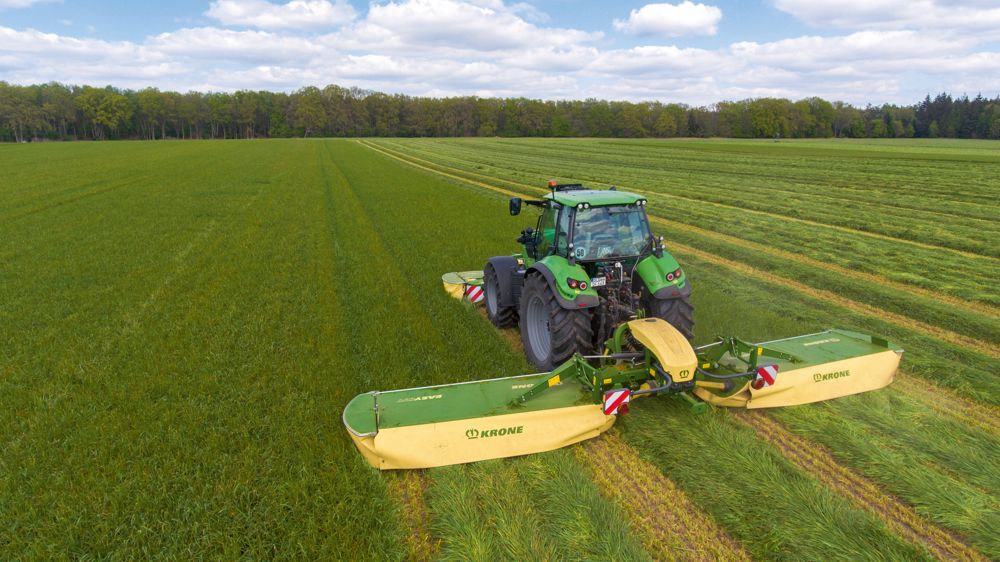 Les combinés de fauche Krone EasyCut B 870 et B 1000 s’approchent du tracteur Les combinés de fauche Krone EasyCut B 870 et B 1000 s’approchent du tracteur