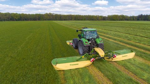 Les combinés de fauche Krone EasyCut B 870 et B 1000 s’approchent du tracteur Les combinés de fauche Krone EasyCut B 870 et B 1000 s’approchent du tracteur