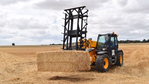 La pince Agri Manutention emporte quatre balles à la fois La pince Agri Manutention emporte quatre balles à la fois