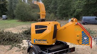 Le broyeur électrique à batterie Laski LS160 Electric avale des branches jusqu'à 16 cm de diamètre.