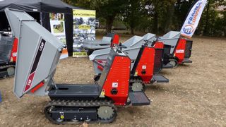 Ces minidumpers, ici exposés à Salonvert 2020, sont de marque italienne C&F, encore assez peu connue en France.