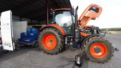 Devant le banc de la Cuma régionale de Bourgogne-Franche-Comté, le Kubota M7173 Premium KVT a développé une puissance maximale avec boost de 145,1 ch OCDE à 1 900 tr.min-1. Devant le banc de la Cuma régionale de Bourgogne-Franche-Comté, le Kubota M7173 Premium KVT a développé une puissance maximale avec boost de 145,1 ch OCDE à 1 900 tr.min-1.