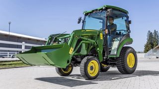 Nouveau tracteur compact 2032R avec moteur Stage V, équipé d’un nouveau chargeur frontal de la gamme MSL.