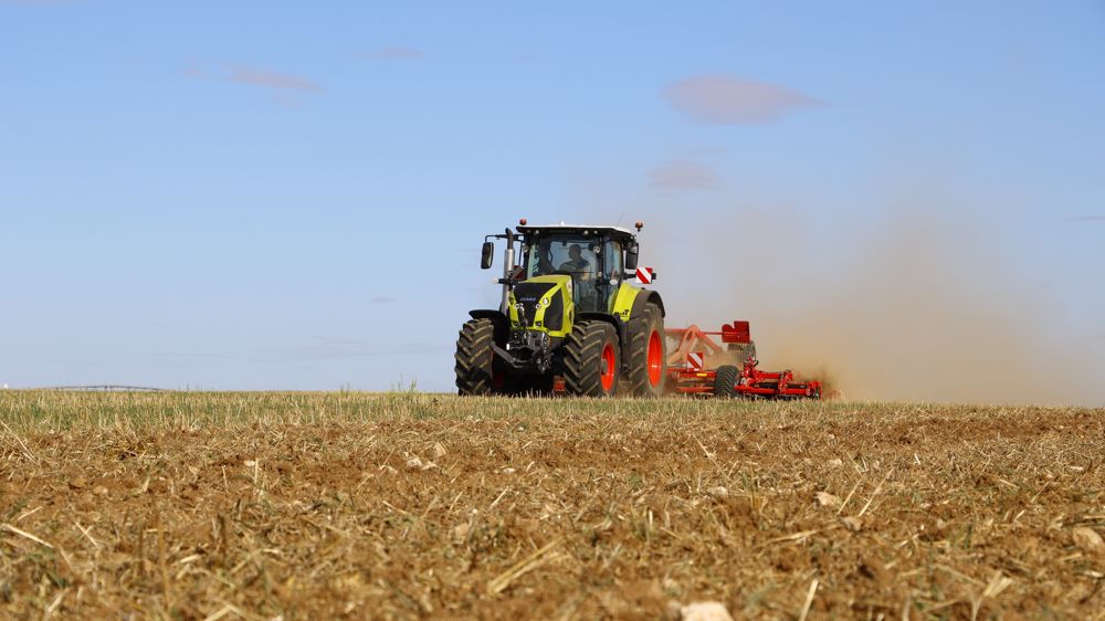 Sur la bascule, l’Axion 850 CMatic pèse plus de 10 t, évitant ainsi la présence de masses additionnelles pour tracter aisément le déchaumeur Horsch Joker de 6 m.  Sur la bascule, l’Axion 850 CMatic pèse plus de 10 t, évitant ainsi la présence de masses additionnelles pour tracter aisément le déchaumeur Horsch Joker de 6 m.