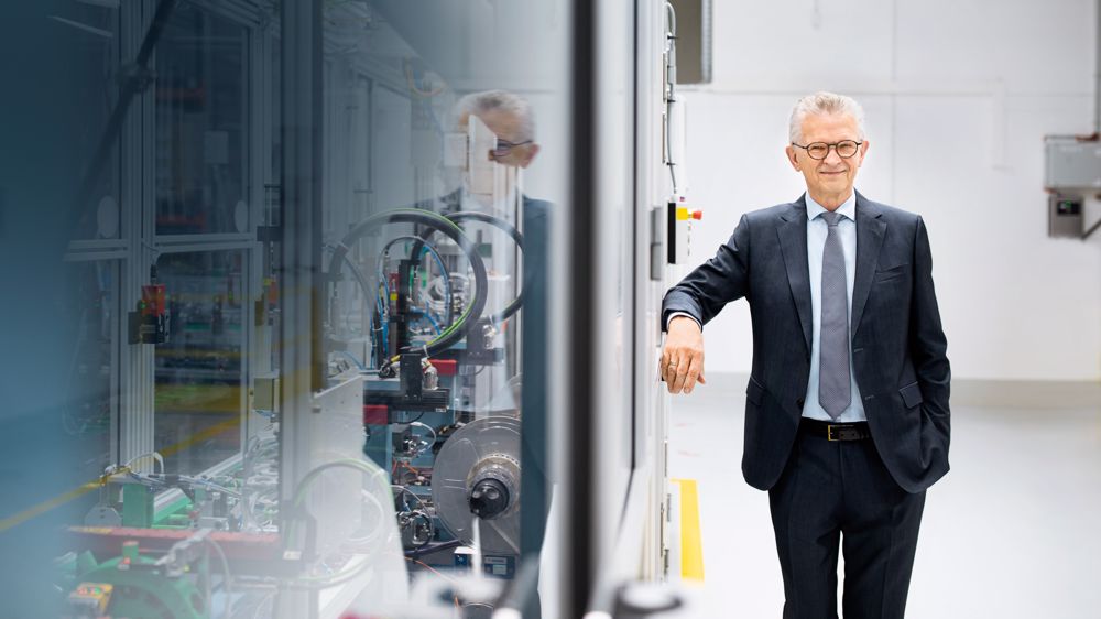 Bertram Kandziora, président du conseil d'administration du groupe Stihl, à côté d'une ligne de production de batteries. Bertram Kandziora, président du conseil d'administration du groupe Stihl, à côté d'une ligne de production de batteries.