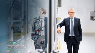Bertram Kandziora, président du conseil d'administration du groupe Stihl, à côté d'une ligne de production de batteries.