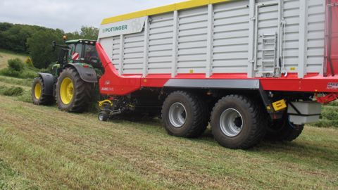 La gamme de remorques autochargeuses Jumbo 7000 comporte six modèles pouvant désormais s’adapter sur des tracteurs de 500 ch. La gamme de remorques autochargeuses Jumbo 7000 comporte six modèles pouvant désormais s’adapter sur des tracteurs de 500 ch.