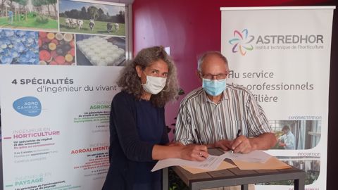 Signature, à Angers (49), de la convention avec Alessia Lefébure, directrice d'Agrocampus Ouest, et Claude Déhais, président d'Astredhor. Signature, à Angers (49), de la convention avec Alessia Lefébure, directrice d'Agrocampus Ouest, et Claude Déhais, président d'Astredhor.