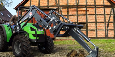 Chargeur Stoll sur un tracteur de gamme compacte.