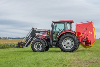 Un tracteur avec une faneuse Agrostroj et un chargeur Stoll