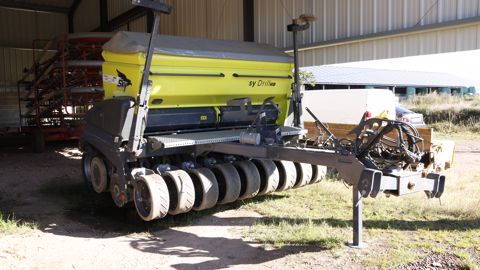 Dans sa version de 3 m de large, l’Easy Drill compte 18 rangs espacés de 16,7 cm et alimentés par deux distributions mécaniques. Dans sa version de 3 m de large, l’Easy Drill compte 18 rangs espacés de 16,7 cm et alimentés par deux distributions mécaniques.