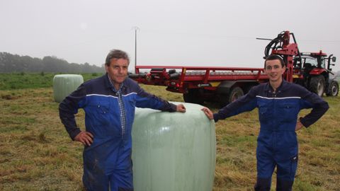 Hervé Le Guillou et son fils, qui partage avec son père le même prénom, utilisent la remorque autochargeuse de balles rondes Anderson pour la quatrième année consécutive. Hervé Le Guillou et son fils, qui partage avec son père le même prénom, utilisent la remorque autochargeuse de balles rondes Anderson pour la quatrième année consécutive.