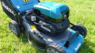 TONDEUSES A BATTERIE EPISODE 5 : Makita LM 001CZ, puissante et endurante