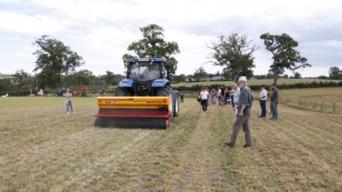 Début septembre, les agriculteurs creusois ont pu juger de l’efficacité d’implantation des différents outils de sursemis présentés lors de la journée technique organisée par la chambre d’agriculture. Début septembre, les agriculteurs creusois ont pu juger de l’efficacité d’implantation des différents outils de sursemis présentés lors de la journée technique organisée par la chambre d’agriculture.