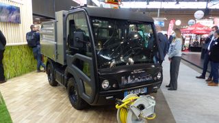 Le véhicule ET-Lander, ici dans sa version « Black Edition » avec son réservoir de 400 L et son système d’arrosage.