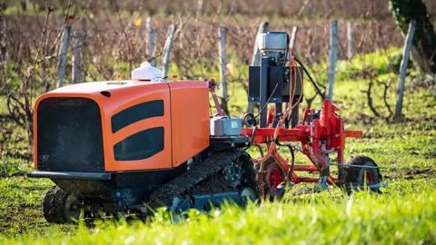 La société Agreenculture a développé le robot CEOL, un porte-outil autonome
équipé d’un relevage catégorie 1 pouvant porter ou tracter différents équipements dédiés aux applications agricoles et viticoles. La société Agreenculture a développé le robot CEOL, un porte-outil autonome
équipé d’un relevage catégorie 1 pouvant porter ou tracter différents équipements dédiés aux applications agricoles et viticoles.