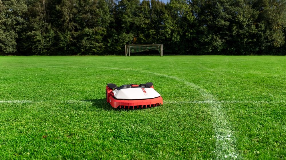 Le réseau des revendeurs de Kress Robotik réussit à développer les installations sur les terrains de sport avec le modèle KR136E.