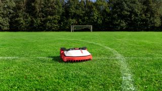 Le réseau des revendeurs de Kress Robotik réussit à développer les installations sur les terrains de sport avec le modèle KR136E.