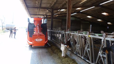 Par sa capacité à distribuer des rations en multiples passes, l’Aura est plutôt appréciée des vaches. Par sa capacité à distribuer des rations en multiples passes, l’Aura est plutôt appréciée des vaches.
