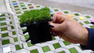 Profil d’un pavé Urban Green avec plaque de gazon synthétique.