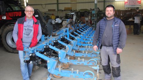 Didier Poussard (à gauche) et Stéphane Rainard, son salarié, ont mis une journée pour installer les supports et vérins sur les 12 rangs de la bineuse Carré. Didier Poussard (à gauche) et Stéphane Rainard, son salarié, ont mis une journée pour installer les supports et vérins sur les 12 rangs de la bineuse Carré.