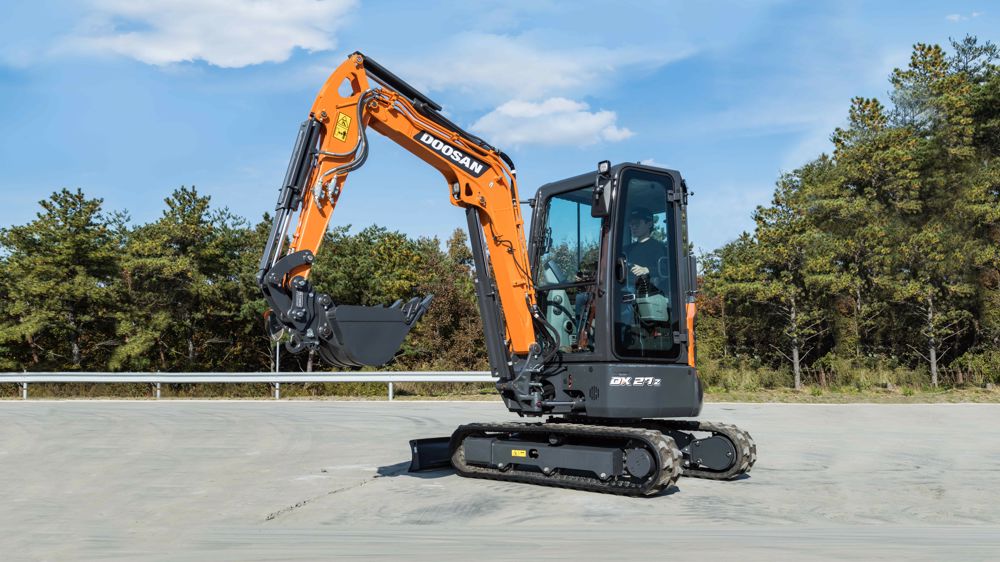Minipelle DX27Z-7 de Doosan, un modèle de 2,8 t compact sans déport arrière qui peut se prêter aux travaux paysagers.