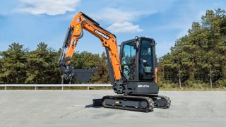 Minipelle DX27Z-7 de Doosan, un modèle de 2,8 t compact sans déport arrière qui peut se prêter aux travaux paysagers.