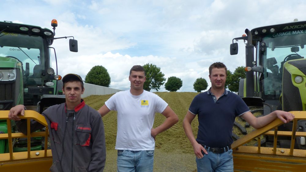Xavier Pierçon, Antoine David et son frère Maxime (de gauche à droite) se relayent aux commandes des deux tracteurs de l’ETA Dapi Services, spécialement créée il y a un an et demi pour toutes les activités nécessaires au fonctionnement de la méthanisation. Xavier Pierçon, Antoine David et son frère Maxime (de gauche à droite) se relayent aux commandes des deux tracteurs de l’ETA Dapi Services, spécialement créée il y a un an et demi pour toutes les activités nécessaires au fonctionnement de la méthanisation.