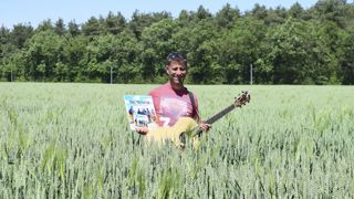 Agriculteur à Juigné-sur-Sarthe, Nicolas Tessé est aussi chanteur et guitariste. Agriculteur à Juigné-sur-Sarthe, Nicolas Tessé est aussi chanteur et guitariste.