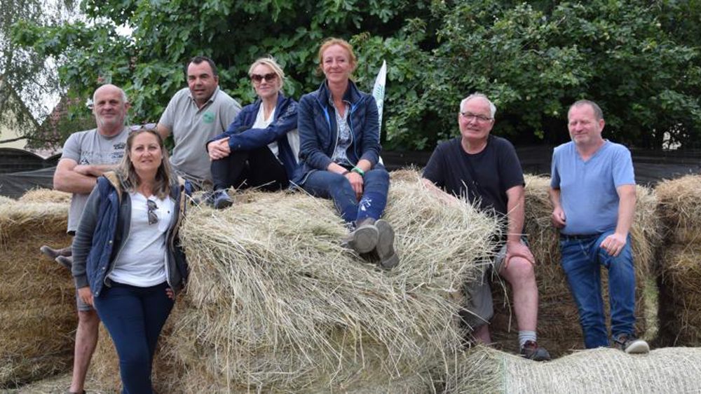 Des agriculteurs organisent une opération solidarité foin