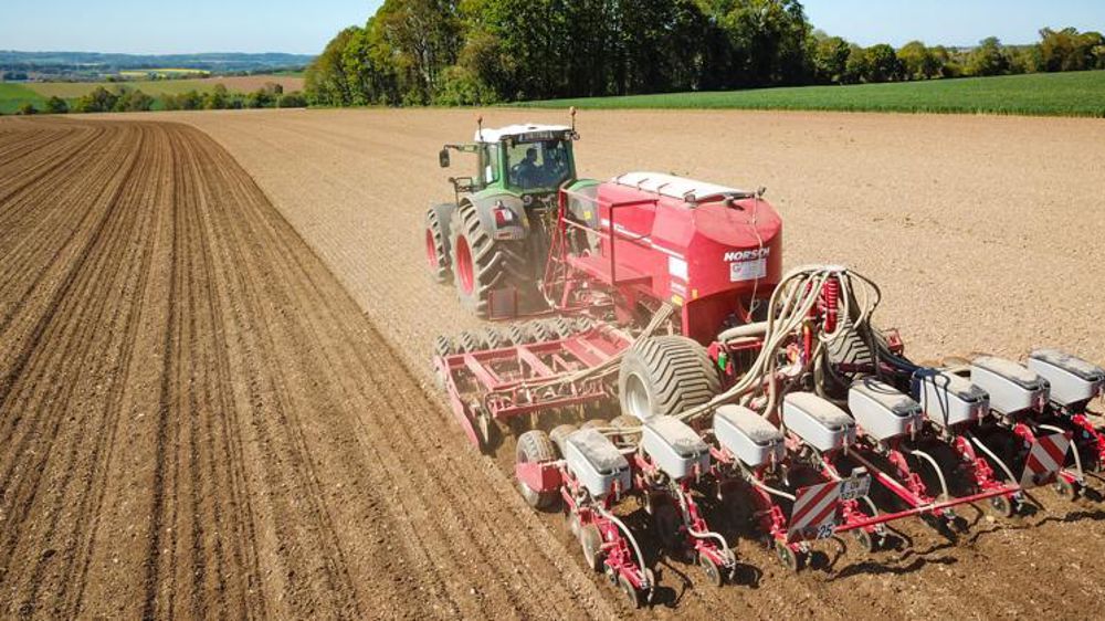 En 2019, une visite de plateforme organisée sur l’exploitation de Frédéric a permis de présenter la modulation intraparcellaire à des agriculteurs intéressés. © Bayer