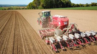 En 2019, une visite de plateforme organisée sur l’exploitation de Frédéric a permis de présenter la modulation intraparcellaire à des agriculteurs intéressés. © Bayer En 2019, une visite de plateforme organisée sur l’exploitation de Frédéric a permis de présenter la modulation intraparcellaire à des agriculteurs intéressés. © Bayer